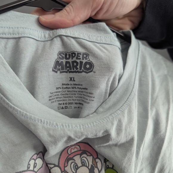 Super Mario women's light blue crewneck t-shirt size XL 21x14 X 25 - Picture 4 of 4